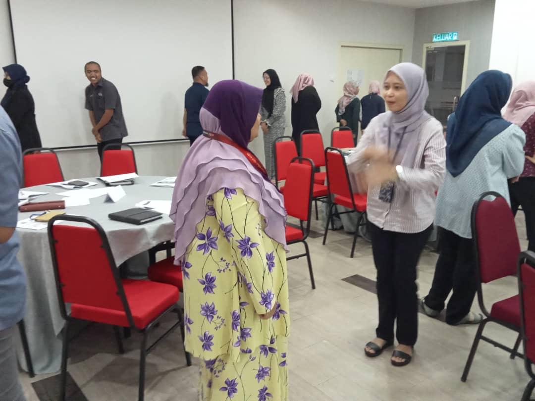 Participant interaction during English Communication workshop