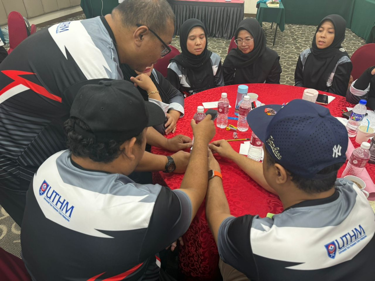 UTHM teambuilding small group exercise